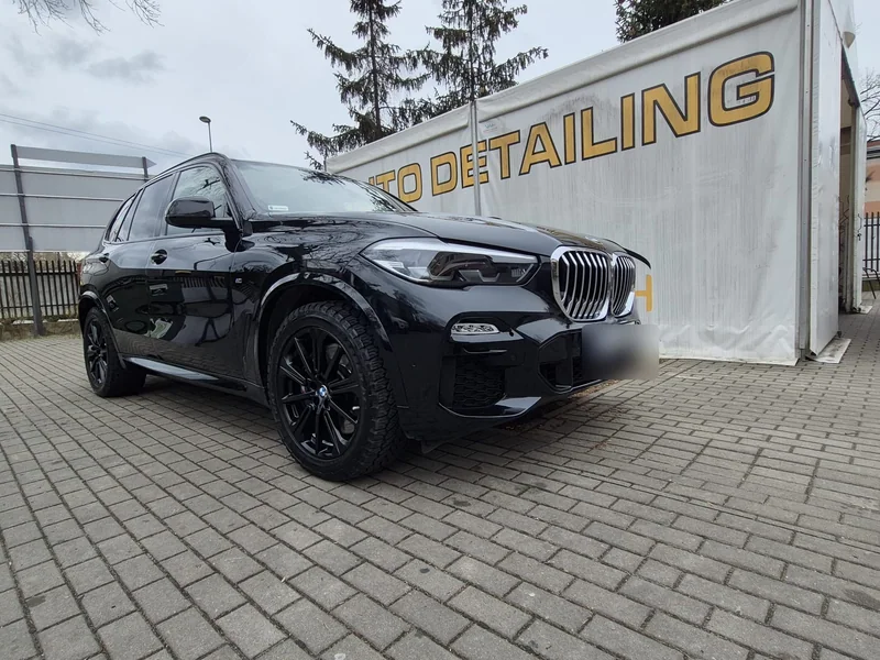 BMW X5 przed napisem AUTO DETAILING przy ul. Marsa 134