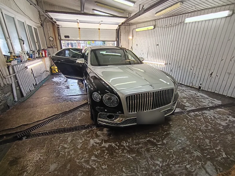 Bentley Flying Spur po korekcie lakieru, ujęcie z przodu