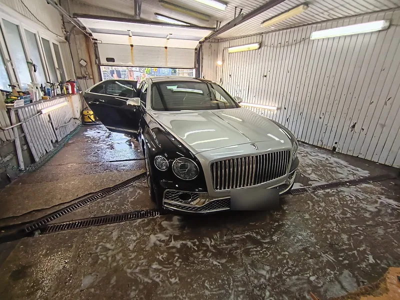 Bentley Flying Spur po korekcie lakieru, przedni bok samochodu