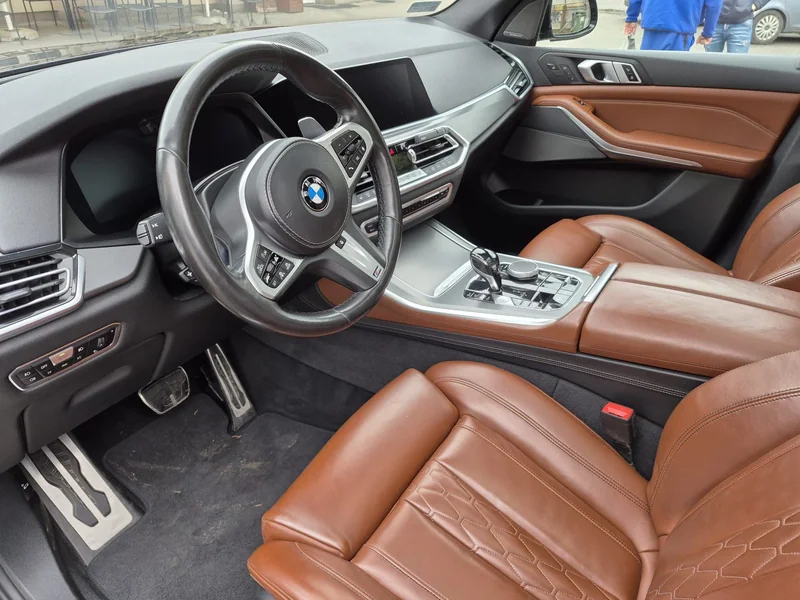 Deska rozdzielcza i przednie siedzenia BMW z brązową skórą