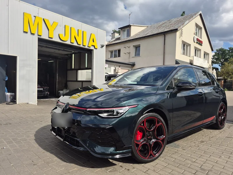 Sportowy samochód przed żółtym szyldem MYJNIA w punkcie Detail-Wash przy ul. Marsa 134