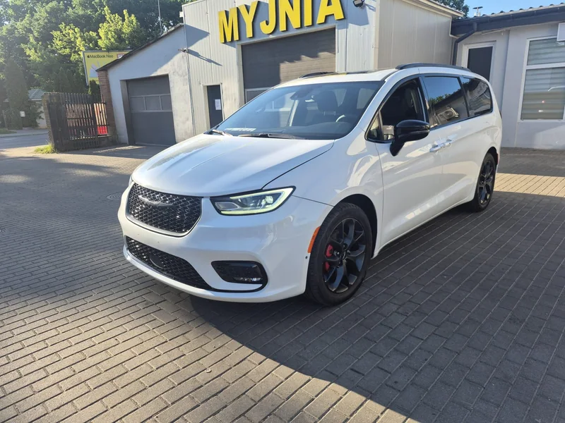 Biały samochód przed szyldem MYJNIA w punkcie Detail-Wash przy ul. Marsa 134