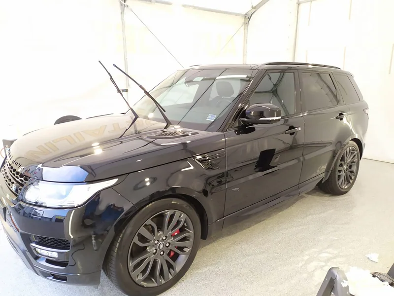 Czarny Range Rover w hali Detail-Wash